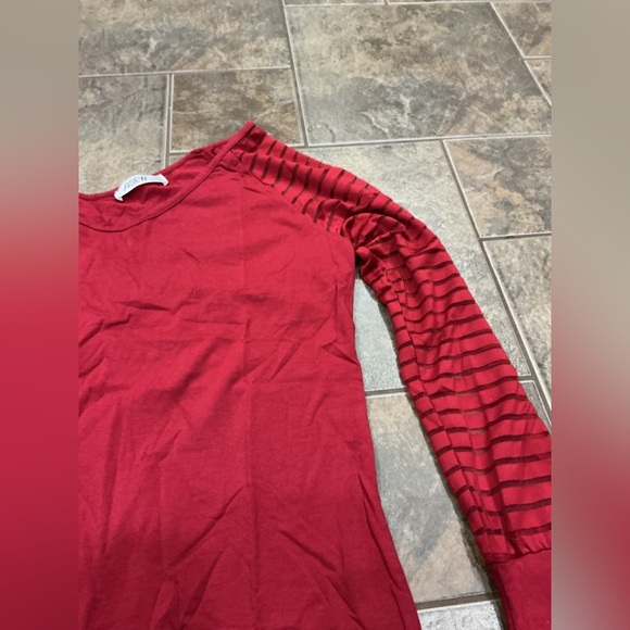 🔥3/$42 w FREE SHIPPING🔥 Women's Red Long Sleeve Top - Picture 2 of 4